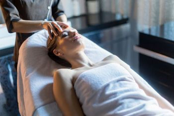 mujer recibiendo un masaje craneal