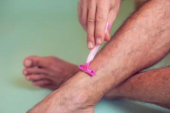 hombre depilándose las piernas con cuchilla