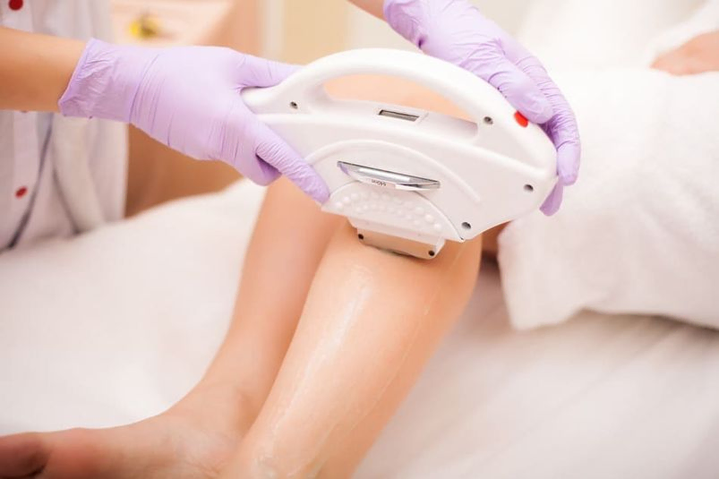 mujer haciéndose depilación láser en medias piernas